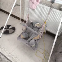 تاب بازی  کودک بچه با پایه میله