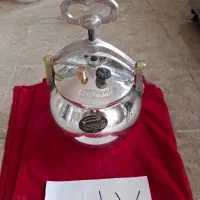 چهار راه فاطمیه پشت داروخانه هلال احمر