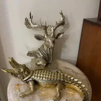 ۲ عدد مجسمه طلایی گوزن و تمساح