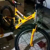 دوچرخه زرد تمیز