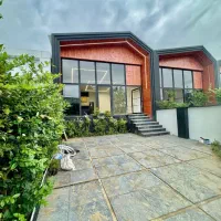 ویلا-فلت-مدرن-و-متفاوت-نمای-آجری-شیک-با-حیاط-دلباز