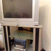 یک عدد تلویزیون با میز و ضبط