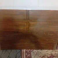 یک تخت خواب دو نفره و یک فر گاز و یک درب