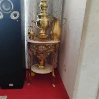 میز با همراه با سماور وسایلش