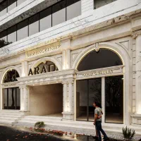 حسابدار خانم مسلط به هلو