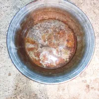 تعدادی     دبه  نو نو و یک عدد طشت قدیمی|ظروف نگهدارنده، پلاستیکی، یکبارمصرف|اردبیل, |دیوار