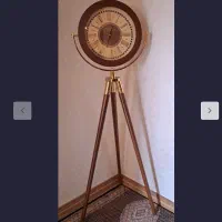 ساعت ۳پایه ایستاده