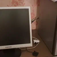 دستگاه رایانه کامل با تجهیزات نیازمند ارتقاع