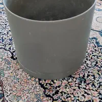 تعدادی گلدان درسه سایز مختلف بفروش می‌رسد