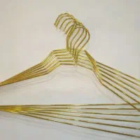 آویز لباس فلزی رنگ طلایی