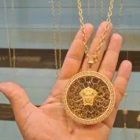 پلاک ورساچ در طلا فروشی فرهاد کوت عبدالله