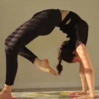 سالن تخصصی یوگا همراه با کلاس یوگای کودکان