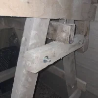 تخته‌ بنایی صنوبر موجود هست فقط و چهارپایه(خرک)