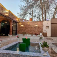 اقامتگاه بومگردی فاروق|اجارهٔ کوتاهمدت ویلا و باغ|شیراز, باغ تخت|دیوار
