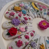 پنس گلدوزی شده با دست