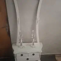 اینه و میز وشمعدان