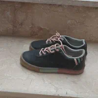 تعدادی کفش کتونی کالج رسمی دمپایی