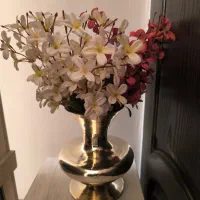 گلدان با گل هاش