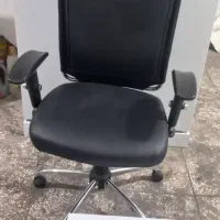 صندلی اداری وکامپیوتر و تحریر