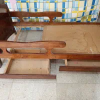 تخت چوبی نوجوان