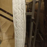 تشک دونفره و فلز زیر تخت