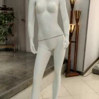 مانکن زنانه پاپتی پینوکیو موچتری نشسته اینه پرو