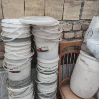 تعدادی سطل بزرگ و کوچک