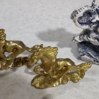 یک جفت‌مجسمه‌‌اسب‌برنز ،وفیل‌پولیستر