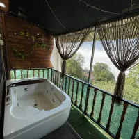 کلبه سوئیسی جنگلی با جکوزی