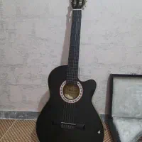 یه عدد گیتار در حد نو ویه عدد سنتور در حد نو