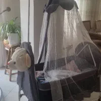 تخت نوزاد کنار مادر