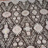 یک تخته فرش فرهی ۱۲ متری همراه با کناره یک چهار