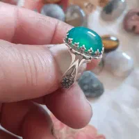 انگشتر نقره ۹۲۵ با نگین عقیقِ سبز معدنی خوش رنگ