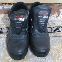 سه جفت پوتین ایمنی|کیف، کفش، کمربند|میانه, |دیوار