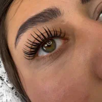 مژهکار و ناخنکار