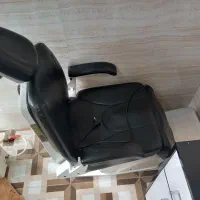 صندلی برقی و دکور آرایشگاه