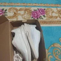 کفش سفید اسپرت|کیف، کفش، کمربند|تهران, فرودگاه مهرآباد|دیوار