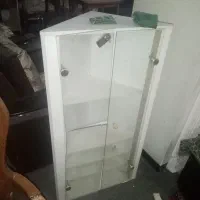 میز کاشت ناخن و قفسه ویترین ارایشگاه|آرایشگاه و سالنهای زیبایی|صدرا-فارس, فاز ۲|دیوار