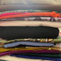 مقداری پارچه برای تمرین خیاطی