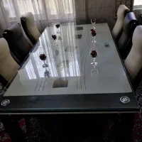 میز نهار خوری ۸ نفره با شیشه ده میل  در حد نو