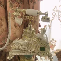 میز و تلفن کاملا سالم در حد نو طرح قدیمی