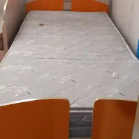 یکعدد تختخواب یکنفره بسیارتمیز