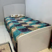 تخت تک نفره تمیز و مرتب رنگ سفید