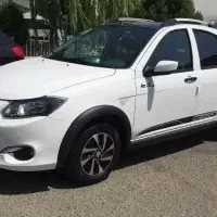 کوییک R سفید ، سقف مشکی