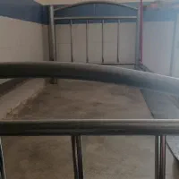 تخت یکنفره و ویترین