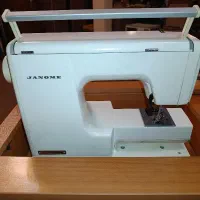 چرخ خیاطی ژانومه مدل ۶۵۰۰ درحد نو با میز و صندلی