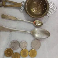 چندعددسکه قدیمی یه چایی صاف کن ودوتاقاشق