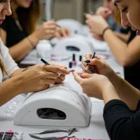 دوره آموزش تخصصی کاشت ناخن از مبتدی تا پیشرفته