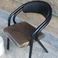 صندلی آهنی با روکش چرم