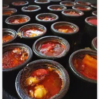 دیزی با گوشت گوسفند و نان محلی و دورچین